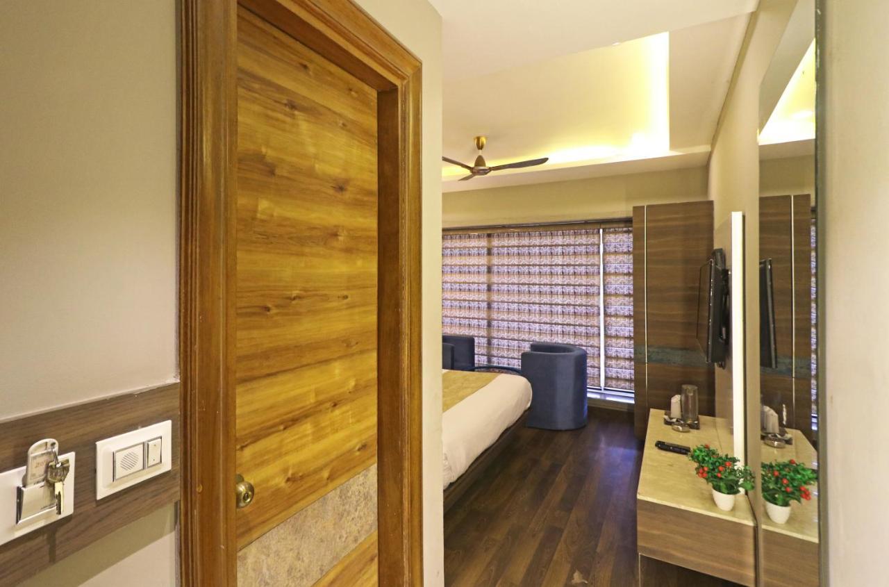 The Ivy Grand Hotel In City Centre With Free Secured Parking New Delhi Exterior photo