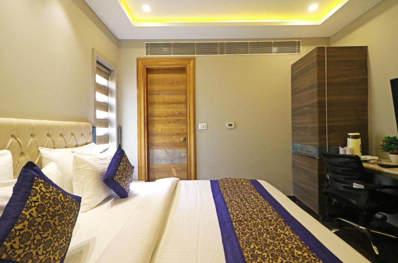 The Ivy Grand Hotel In City Centre With Free Secured Parking New Delhi Exterior photo
